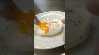 Невероятная техника приготовления яиц-пашот! Neveroyatnaya tekhnika prigotovleniya yaits-pashot!