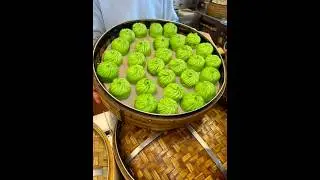 Tasting Green Steamed Stuffed Buns for the First Time &ndash; Street Food Discovery!