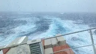 Containerschiff ger&auml;t in extreme Schieflage