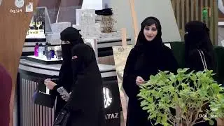موظفة في كشك عطور، وإحدى السيدات تنزعج منها وتبدأ بالصراخ عليها والاستهزاء بوظيفتها