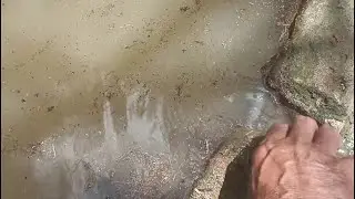 ABANDONADA COM OLHO DAGUA JORANDO MUITA AGUA NO SERTAO
