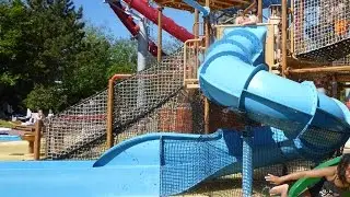 blaue R&ouml;hrenrutsche im Wasserspielhaus | F&aring;rup Sommerland Water Play House slide