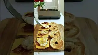 Бублики с яйцом и беконом на завтрак #идеидлязавтрака