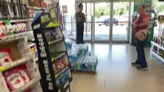 Дважды проезжал через автоматические двери в магазине ACE Hardware на 13-й улице в Уичито, штат К...