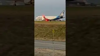 Embraer E175 takeoff from Paine field #aviation #airplane #planespotting #airplaneflight