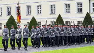 Regimentsgruß: Ausmarsch Stabsmusikkorps der Bundeswehr/Wachbataillon BMVg - Schloss Bellevue