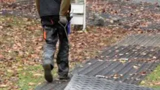 Mobile Baustra&szlig;e - Einfaches Verlegen der Bodenschutzplatte (39kg) mittels Handhaken