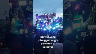 Brewog.yang ditunggu tunggu penonton di karnaval.