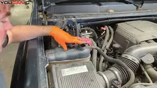 Как и куда заливать охлаждающую жидкость в Chevrolet Silverado и GMC Sierra 2007–2013 годов (шасс...