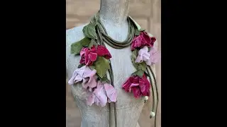 Collana o decorazione per borse ? Filo, foglia e fiore ricadente