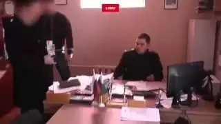 Пристав расплакался при задержании за взятку ©hardvideo