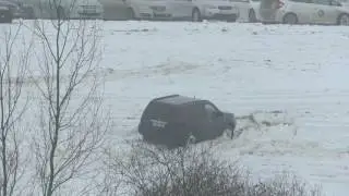 Nissan x-trail uphill on wet snow