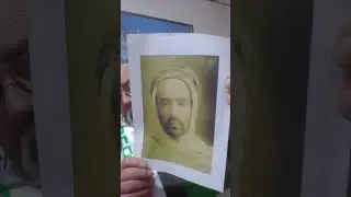 Le docteur Hadj Philippe Grenier s'est converti à l'islam et à adopté l'habit traditionnel algérien.