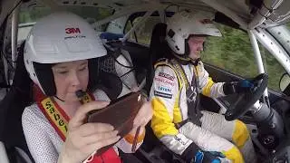 Kiuruvesi-lehden toimittaja ralliauton kyydissä