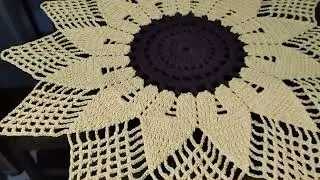 Centro de mesa girassol. Vem ver essa encomenda linda! #crochet #centrodemesadecrochê #feitoamao