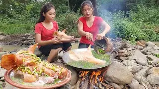 Survival skills cooking: Pork heat soup hot spicy with 100 chili, Eating delicious in jungle
