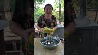 老妈做的大冷面  井拔凉水镇西瓜  清凉解暑 #农村美食 #农村生活 #我的乡村“凉”方 #新农人计划2025 #黑土地上的农村生活