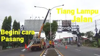 Lampu Jalan Proses Pemasangan Menggunakan Crane