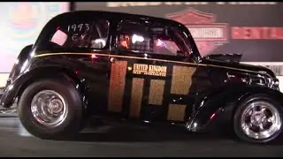 🔥 “Honoring Heroes: Chuck Spiker’s Big‑Block ’48 Anglia Takes Its First Wild Pass!”
