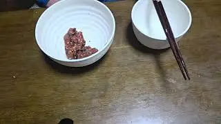 酒の肴に、夕飯に、まぐろ昆布を、堪能している所を、撮影してみました。