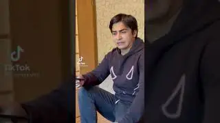 Il fait un bisou avec son chien