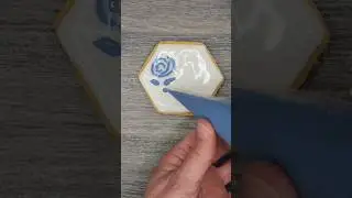 How to create beautiful floral sugar cookies for bridal shower using flood consistency royal icing