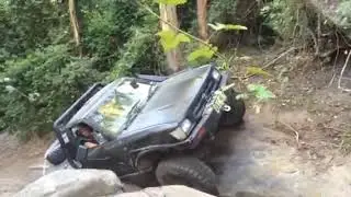 Twin locked hilux 4x4ing rope rd in the watagans