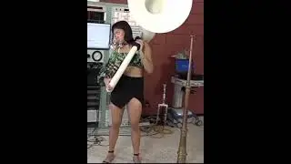 девушка трубит в сузафон