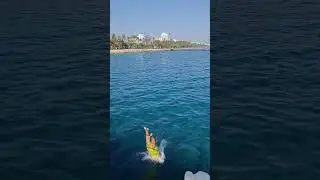 27/10/2023 In Cyprus 🇨🇾 is still summer.Actually it never ends 🧜🐚🐟🌊🔝 #jump #pose  #sea #palmtrees