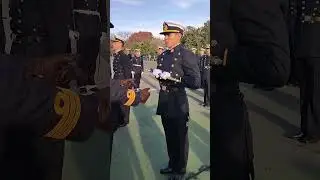 En la Escuela Naval Militar, los cadetes recibieron sus uniformes y couteaux.