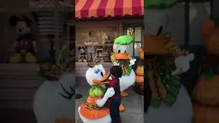 Hong Kong Disneyland | Halloween | Spider-Man Skylar met Donald and Daisy