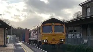 *3 TONES* class 66 66704 &ldquo;Colchester power signalbox&rdquo; passing through micheldever station!