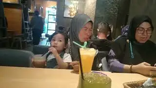 MOMEN MENUNGGU MAKANAN DATANG DI RESTORAN TEIRY@WONGNDESO82