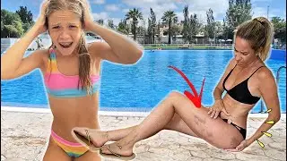 ME CAIGO EN LA PISCINA 💦 ME DOY UN GOLPE MUY FUERTE! DANIELA SE ASUSTA Doble Twins