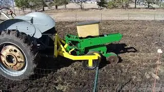 3pt JOHN DEERE 7000 ONE ROW CORN/GAME FOOD PLOT PLANTER