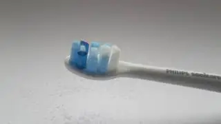 Демонстрация работы зубной щетки Philips Sonicare CleanCare+ HX3292/28