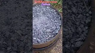 Carv&atilde;o de fog&atilde;o na compostagem #compostagem #carv&atilde;o #vidanaro&ccedil;a #sitio #plantas