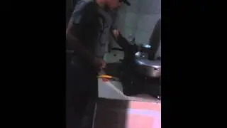 Hombre lavando platos