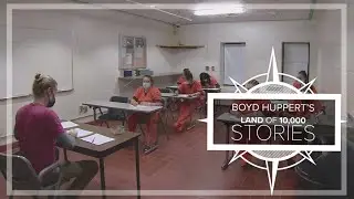 Former prosecutor teaches writing to help jail inmates choose better paths