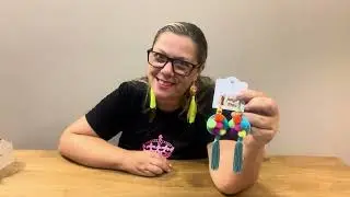 Tutorial: Brincos com pompons coloridos, para o Carnaval ou qualquer outro momento divertido.