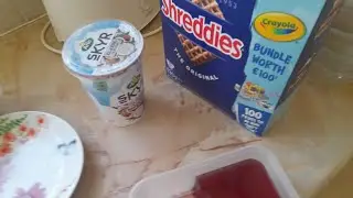 NEW Shreddies Cereal, Skyr Coconut 🥥 Yogurt & Strawberry Jelly 🍓 eating ASMR