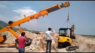 ACE 14XW Pick & Carry Crane unloading Excavator in Well Application // 14 Ton Hydra Crane