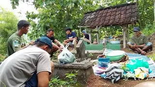 SELAMATAN DI MAKAM 
