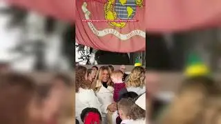 Первая леди Мелания Трамп навещает детей военнослужащих.