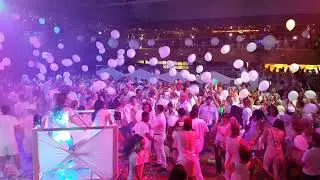 C&Oacute;MO ES DE EXTRAORDINARIA LA FAMOSA FIESTA BLANCA A BORDO DEL CRUCERO COSTA PAC&Iacute;FICA EN PLENO CARIBE
