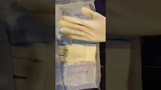 meenggunakan  handscoon steril