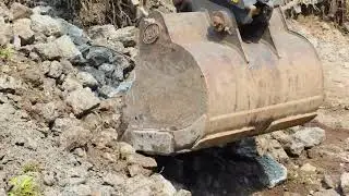 Demolishing a 200-Foot Reinforced Concrete Wall in New York with the MB-L160 Crusher Bucket