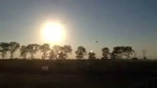 Basso passaggio con fumogeno del biplano giallo