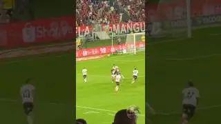 Caneta humilhante do Samuel Lino no Lucas Braga, na jogada do 6&ordm; gol do Flamengo contra o Vit&oacute;ria