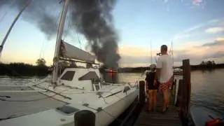 Brennendes Boot im Hafen Jois